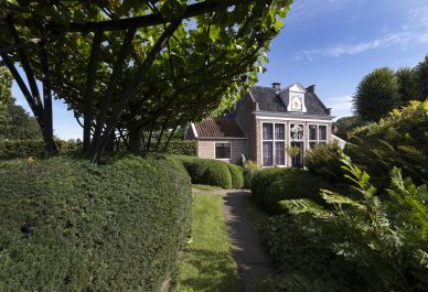 Nederland - Drenthe - Eelde - 05-08-2020 Museum De Buitenplaats is een museum voor figuratieve kunst van na 1945 in de Drentse plaats Eelde. Het bestaat uit een museumpaviljoen, een museumtuin met oranjerie en museumcaf en het zeventiende-eeuwse Nijsinghhuis. Het museum biedt naast beeldende kunst ook een podium voor uitvoerende kunsten en literatuur. Foto: Sake Elzinga