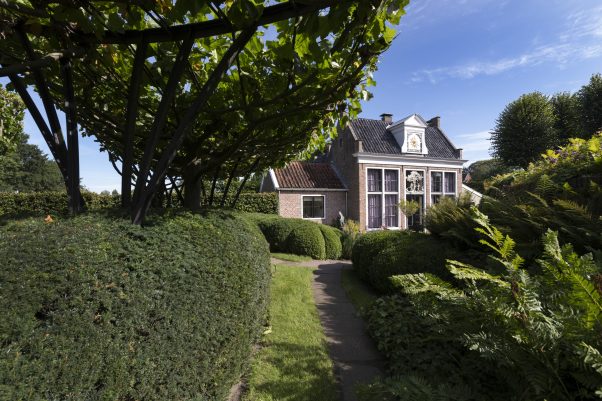 Nederland - Drenthe - Eelde - 05-08-2020 Museum De Buitenplaats is een museum voor figuratieve kunst van na 1945 in de Drentse plaats Eelde. Het bestaat uit een museumpaviljoen, een museumtuin met oranjerie en museumcaf en het zeventiende-eeuwse Nijsinghhuis. Het museum biedt naast beeldende kunst ook een podium voor uitvoerende kunsten en literatuur. Foto: Sake Elzinga